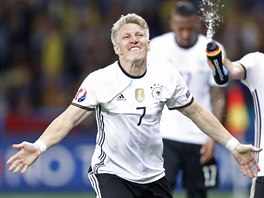 Nmeck reprezentant Bastian Schweinsteiger se raduje z glu v utkn Eura...