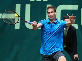 Florian Mayer vrac mek ve finlovm duelu proti Alexanderu Zverevovi.