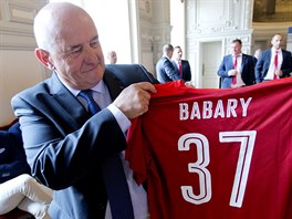 Serge Babary, starosta Tours, pijal dres eské fotbalové reprezentace.