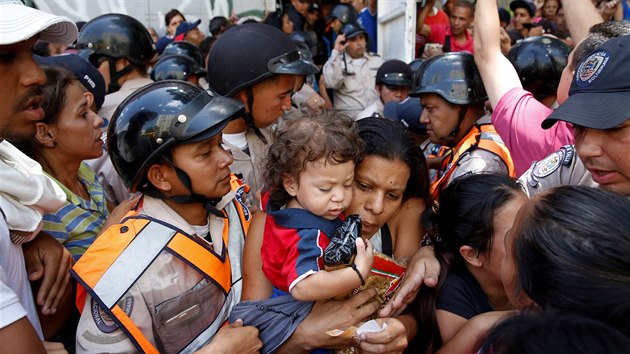 Venezuela je na prahu humanitrn krize a hladovjc lid se ped supermarkety perou o jdlo. (10.6. 2016)