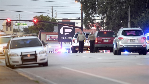 Policie ped klubem Pulse v Orlandu, kde stelec zabil nejmn 20 lid. (12. 6. 2016)