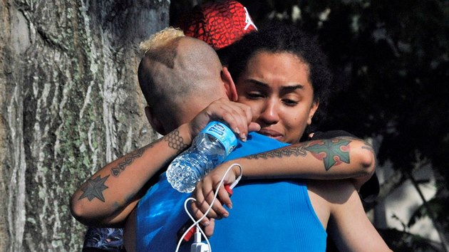 Přátelé a rodiny obětí střelby v klubu Pulse v Orlandu na Floridě. (12. 6. 2016)