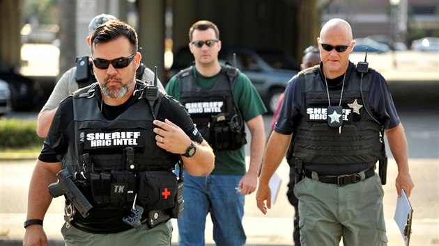 Policisté podílející se na vyšetřování útoku v klubu Pulse v Orlandu na Floridě. (12.6. 2016)