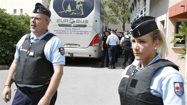 Ztah francouzskch policist na rusk fotbalov fanouky v Cannes (14. ervna 2016)