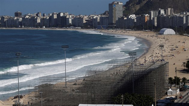Stavba volejbalovho hit na pli Copacabana v Riu de Janeiru (13. ervna 2016)