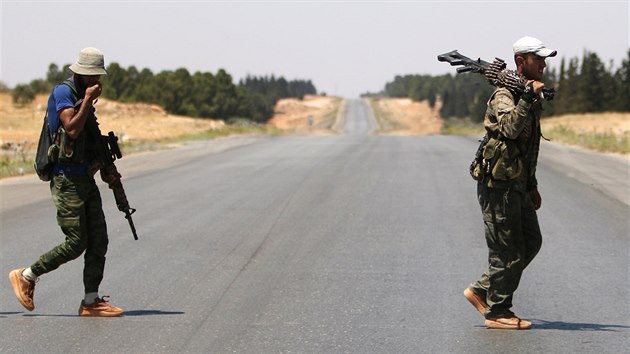 Bojovnci SDF nedaleko severosyrskho msta Manbid (13. ervna 2016)