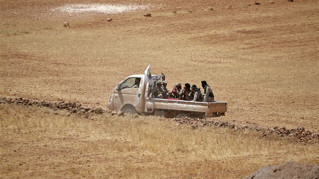 Bojovníci SDF nedaleko severosyrského města Manbidž (13. června 2016)