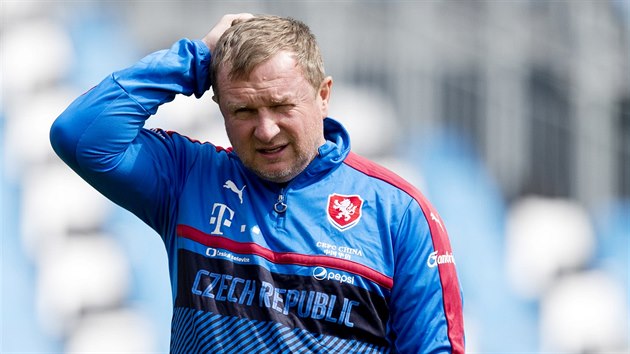 Trenér Pavel Vrba sleduje trénink eských fotbalist.