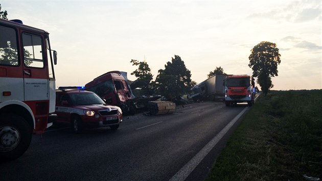 Na silnici první třídy na Mělnicku se srazila dvě nákladní auta a jedno osobní (9.6.2016).