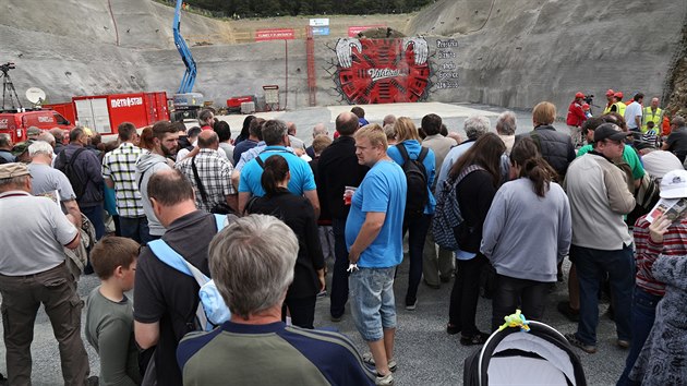 Razic stroj Viktorie, kter pod vrchem Chlum u Plzn budoval nejdel eleznin tunel v esku, prorazil prvn z dvojice tubus (11.6.2016).