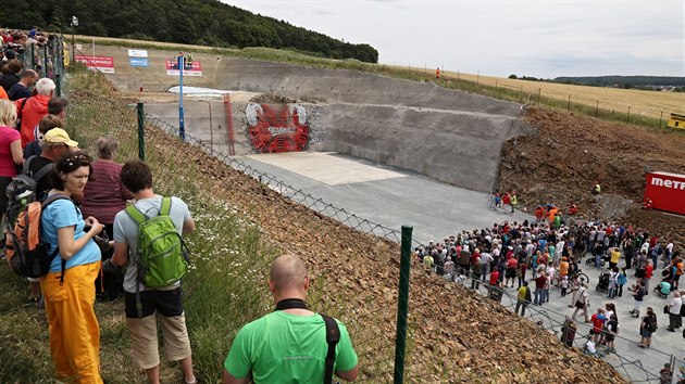 Razic stroj Viktorie, kter pod vrchem Chlum u Plzn budoval nejdel eleznin tunel v esku, prorazil prvn z dvojice tubus (11.6.2016).