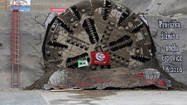 Razic stroj Viktorie, kter pod vrchem Chlum u Plzn budoval nejdel eleznin tunel v esku, prorazil prvn z dvojice tubus (11.6.2016).