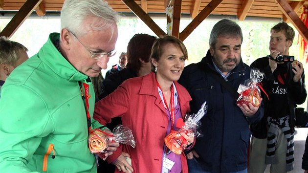 Komise soute Evropsk cena obnovy venkova zleva Hans Verheijen (Nizozem), Anna Terlecka-Krowicka (Polsko),Arno Frising (Luxemburg) a vstavka dmskho spolku Krsensk buchty.