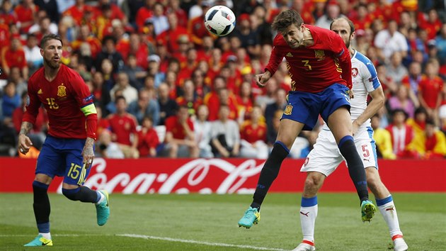 VÍTĚZNÁ HLAVIČKA. Rozhodující okamžik zápasu Španělsko - Česko, Gerard Piqué střílí v 87. minutě gól.