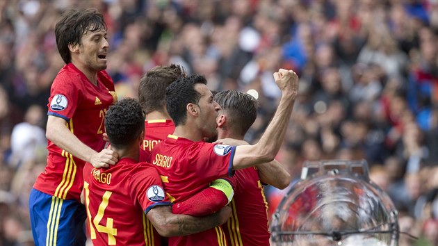 DOČKALI SE. Španělští fotbalisté slaví vítězný gól. Přišel v 87. minutě.