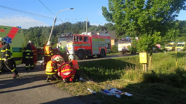 Pi dopravn nehod na Opavsku se zranilo est mu (18. ervna 2016).