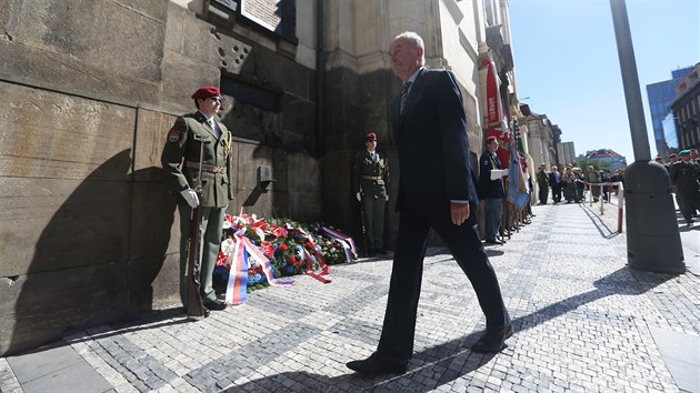 Pemysl Sobotka pi piet u chrmu sv. Cyrila a Metodje v Praze (18. ervna 2016).