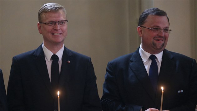 Pietnho aktu se astnil i vicepremir Pavel Blobrdek (vlevo) a Jindich Forejt, editel protokolu na Hrad (18. ervna 2016).