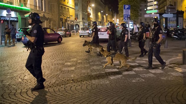 Policejn hldky v Marseille, kde se den ped zahjenm fotbalovho Eura poprali anglit fanouci s mstnmi (9.6.2016)