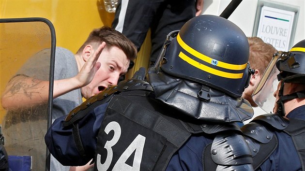 Anglit fotbalov fanouci dili v Lille. Policie proti nim pouila slzn plyn, destky lid zatkla (15.6.2016)