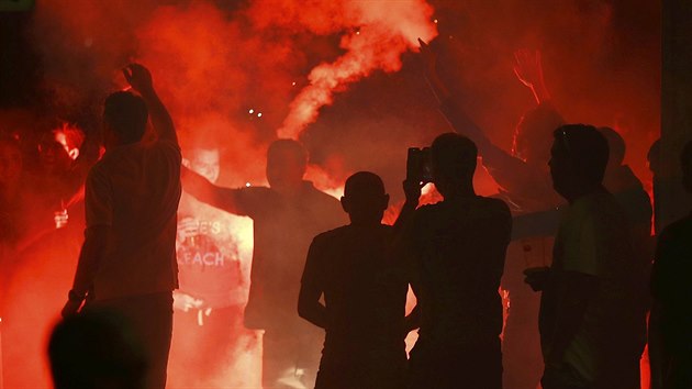 Anglit fotbalov fanouci dili v Lille. Policie proti nim pouila slzn plyn, destky lid zatkla (15.6.2016)