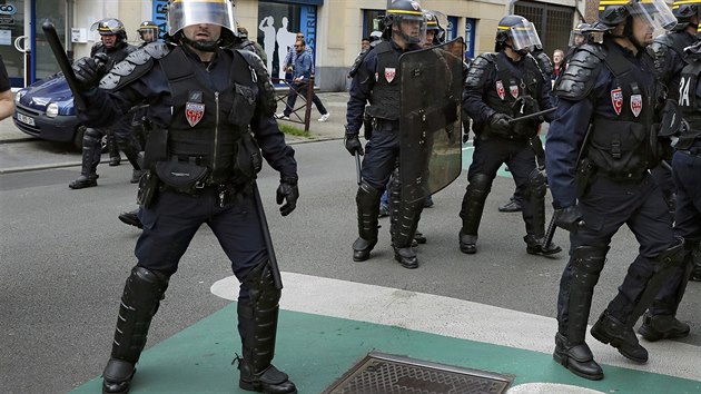 Anglit fotbalov fanouci dili v Lille. Policie proti nim pouila slzn plyn, destky lid zatkla (15.6.2016)