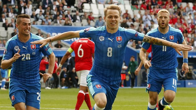 ZLATÉ STŘÍDÁNÍ. Slovák Ondrej Duda (uprostřed) vyrovnal slovenský zápas s Walesem po minutě na hřišti.
