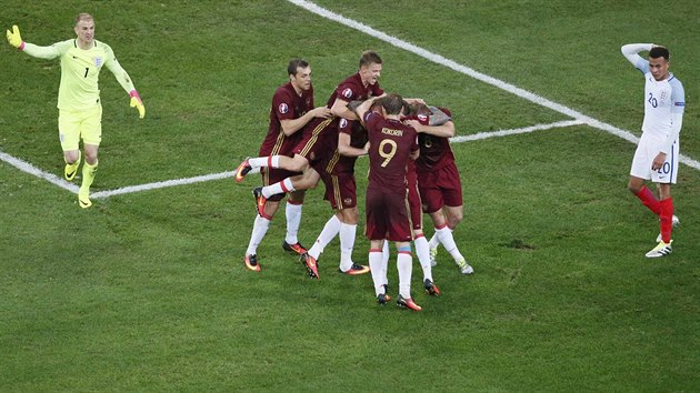 RUSKÁ RADOST. Reprezentanti Ruska vyrovnali v nastaveném čase zápas s Anglií, oslavovali pak střelce a kapitána Vasilije Berezuckého.