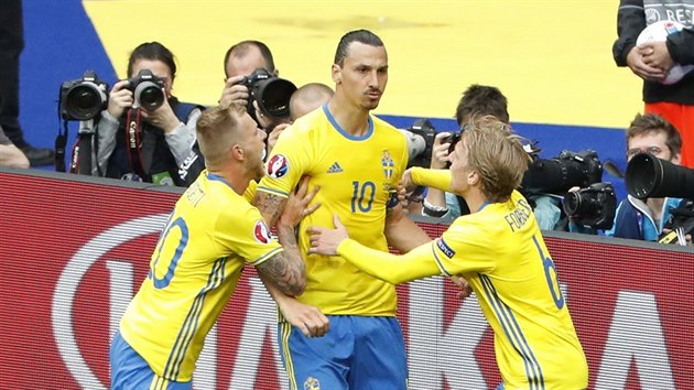 JÁ JSEM TADY KRÁL. Zlatan Ibrahimovic odcentroval před branku a irský obránce si vstřelil vlastní gól. Švédští hráči se okolo svého kapitána okamžitě seběhli.
