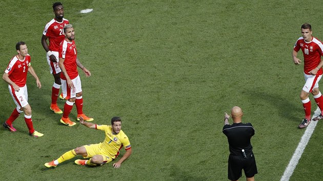 PENALTA! Rozhod Sergej Karasev rozhodl jasn, po faulu na Rumuna Alexandrua Chipciua nadil pokutov kop.