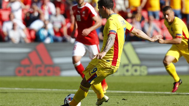 STANCU PODRUH. Na Euru ve Francii se kopaly zatm jen dv penalty, ob dv promnil rumunsk fotbalista Bogdan Stancu.