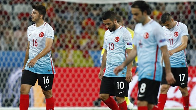 ZKLAMÁNÍ. Turečtí fotbalisté odcházejí do šatny po nepovedeném prvním poločasu.