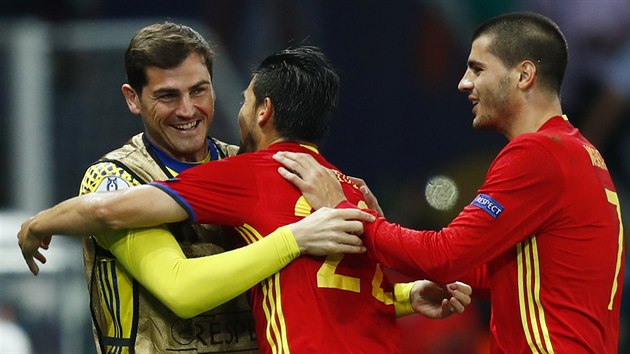 STŘELCI A NÁHRADNÍK. Nolito a Álváro Morata slaví gól proti Turecku s náhradním brankářem Ikerem Casillasem.