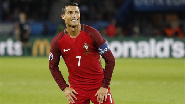 NA KOLENOU. Cristiano Ronaldo po dal nepromnn anci proti Rakousku.