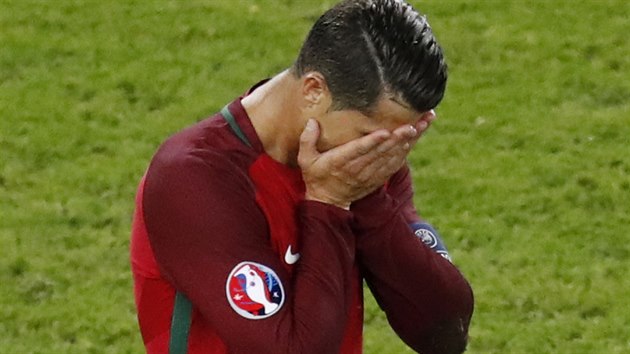 ZMAR. Cristiano Ronaldo po penalt, kterou nasmroval do tye.
