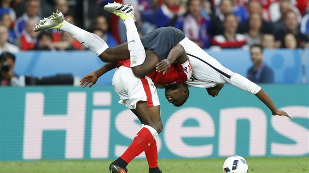 NEPOVEDENÁ ZVEDAČKA. Paul Pogba naskočil na záda Švýcarovi Breelu Embolovi v utkání základní skupiny na mistrovství Evropy.