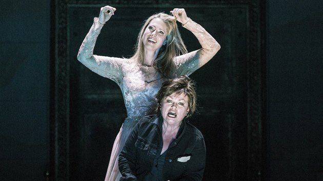 Anna Gablerov jako Chrysothemis a Susan Bullockov jako tituln hrdinka Straussovy Elektry na jeviti Sttn opery
