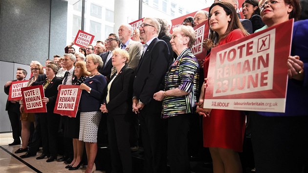 Jeremy Corbyn se leny stnovho kabinetu a zstupci odbor: (14. ervna 2016)