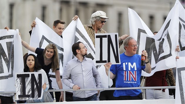 Na Temi se ve stedu potkali stoupenci setrvn Britnie v EU vetn irskho muzikanta Boba Geldofa, zastnci brexitu v ele s Nigelem Faragem i pslunci londnsk policie (15. ervna 2016)