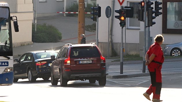 Auta opout kiovatku ulic Fritzova a Havlkova u arelu bval Tesly na posledn chvli, na semaforu ji svt oranov.