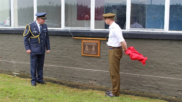 Pamtn desku odhalili plk. Ji Svato, pidlenec obrany a velitel 5. pluku Royal Artillery podplukovnk Richard Hart.