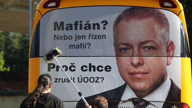 Desítky lutých autobus firmy RegioJet pokryly reklamy kritizující ministra...
