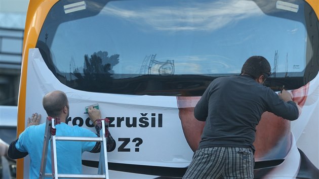 Desítky žlutých autobusů firmy RegioJet pokryly reklamy kritizující ministra vnitra Milana Chovance za reformu policie (17. června 2016).