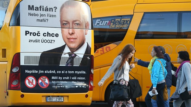 Destky lutch autobus firmy RegioJet pokryly reklamy kritizujc ministra vnitra Milana Chovance za reformu policie (17. ervna 2016).
