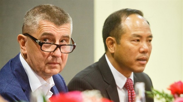 Andrej Babi�, ministr financ�, dnes nav�t�vil vietnamskou tr�nici Sapa, kde vysv�tloval elektronickou evidenci tr�eb na konferenci o EET. P�edt�m se po tr�nici pro�el, nav�t�vil holi�stv� i budhistick� chr�m.