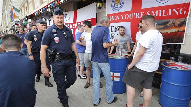 Francouzt policist z Marseille hldkuj v blzkosti anglickch fanouk (10. erven 2016)