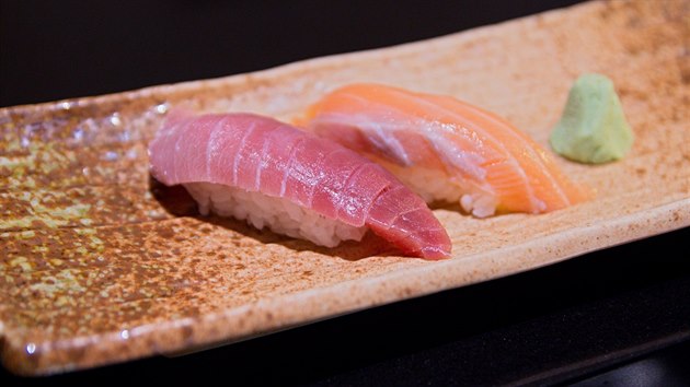 Nigiri nen rolovan do asy, pltky masa se pouze polo na uvaenou ri