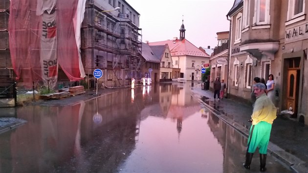 Ulice Frdlantu se ocitly pod vodou.