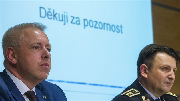 Policejn prezident Tom Tuh (vpravo) a ministr vnitra Milan Chovanec na brfinku k reorganizaci policie (15. ervna 2016)