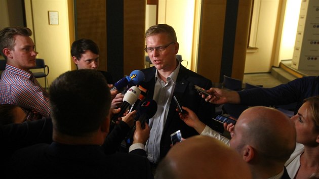 Vicepremi�r a p�edseda lidovc� Pavel B�lobr�dek obklopen� novin��i po zased�n� Bezpe�nostn� rady st�tu (14. �ervna 2016).